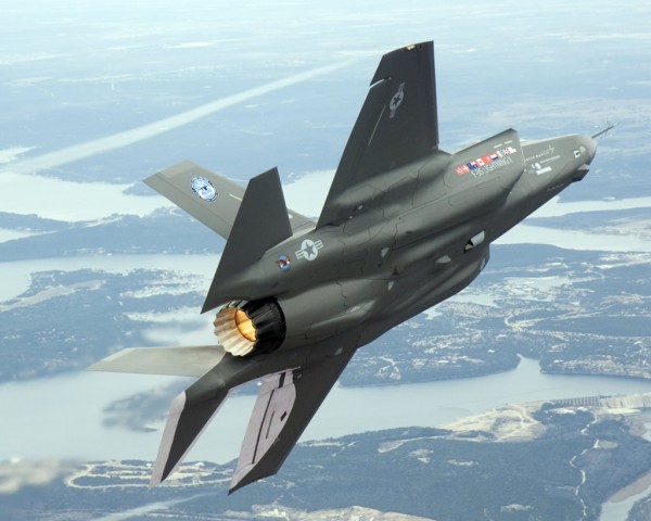 http://www.jejaktapak.com/wp-content/uploads/2014/06/AIR_F-35_Left_Wingover_Rear_View_lg-e1417345562695.jpg