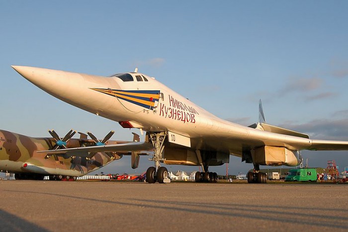 http://www.jejaktapak.com/wp-content/uploads/2015/03/Tupolev-Tu-160-e1427201397181.jpg